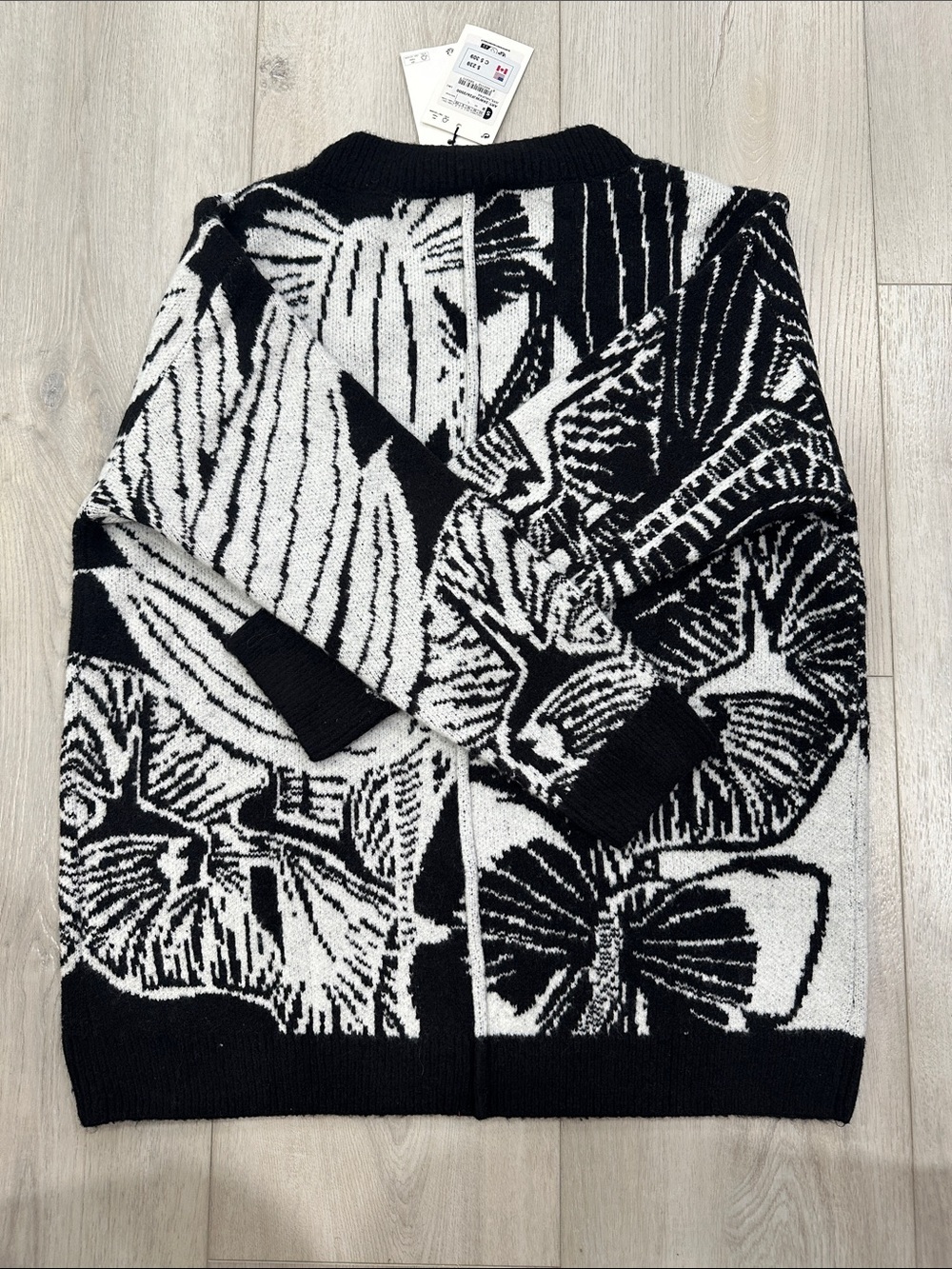 Desigual NWT Black White Floral Oversized Cardigan Sweater Size Small - Picture 4 of 4